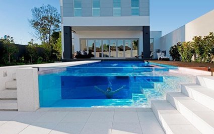 piscina-con-pared-de-vidrio