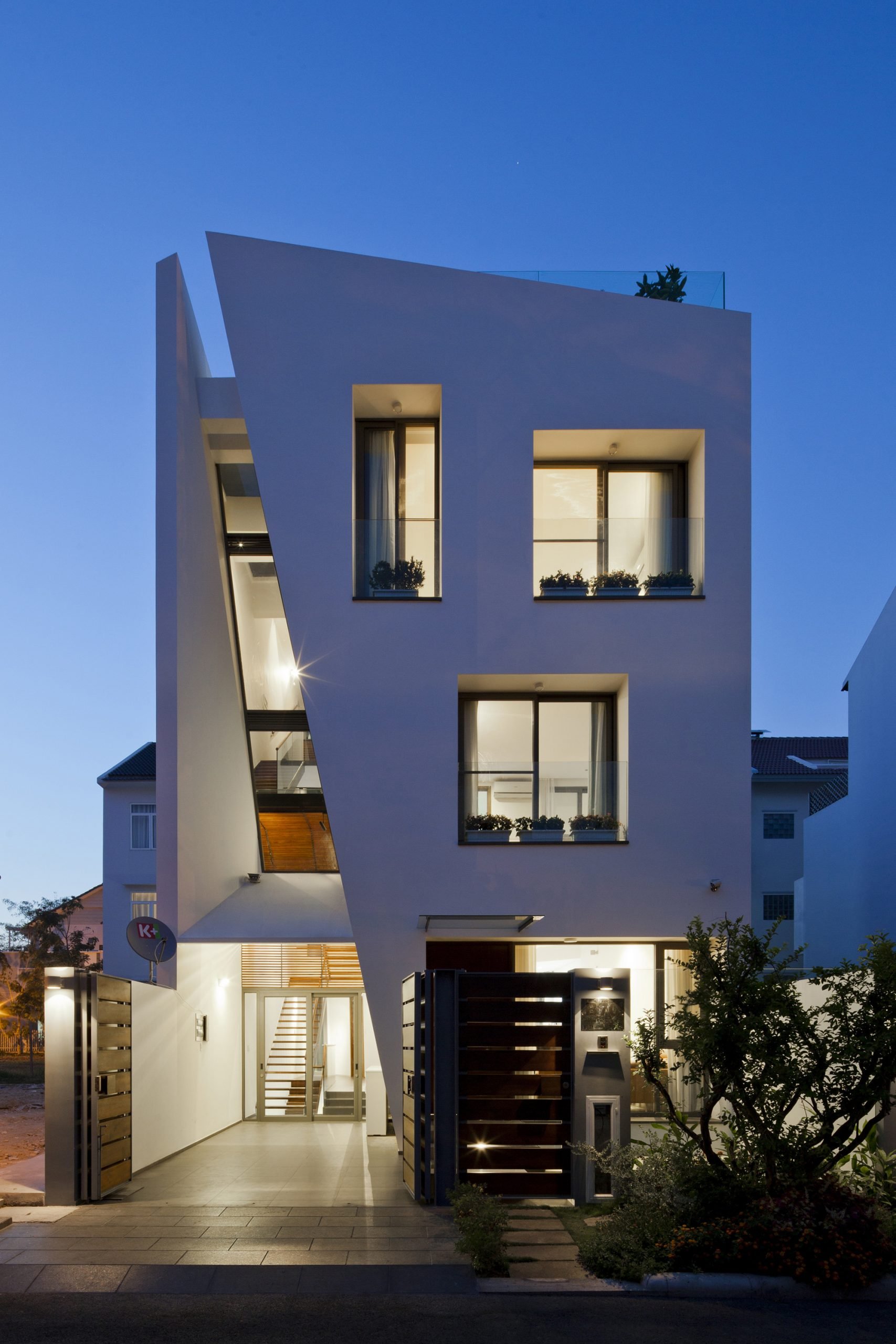 Fachada-de-casa-moderna-de-tres-pisos
