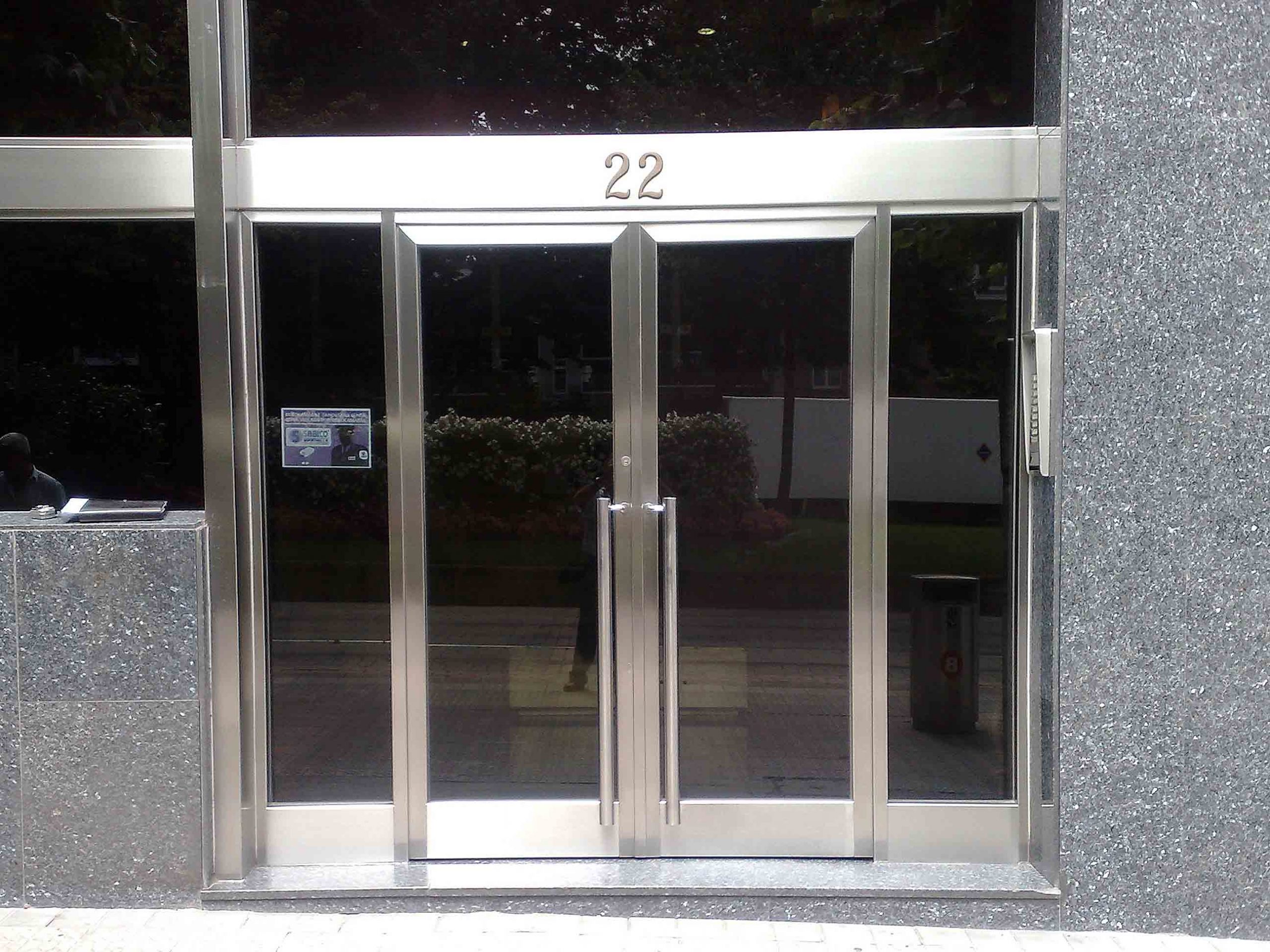 Puerta-2H+F-moldura-vidriada-acero-inoxidable