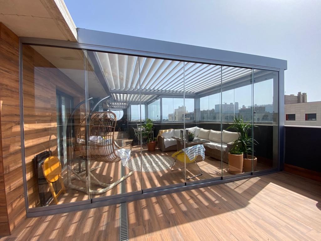 cerramiento-atico-pergola-bioclimatica-cortinas-de-cristal-5-1024x768