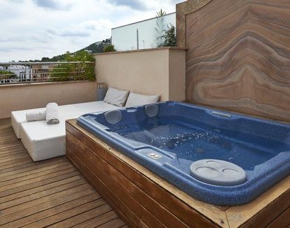 jacuzzi-privado-de-la-suite-privilege-insotel-fenicia-ibiza-1
